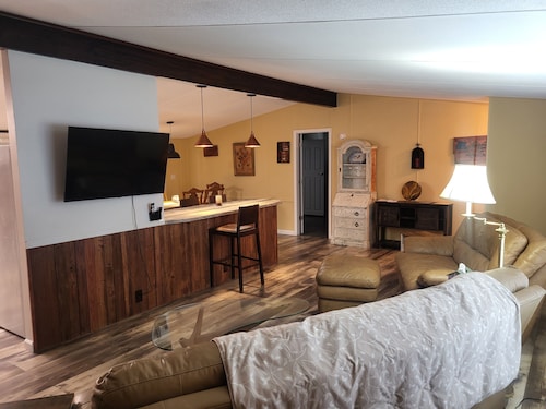 Private Home, 3 mi from WEC, Close to Rainbow River. Fenced Yard!