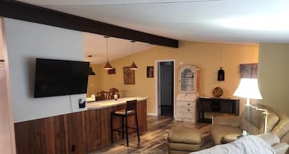 Private Home, 3 mi from WEC, Close to Rainbow River. Fenced Yard!