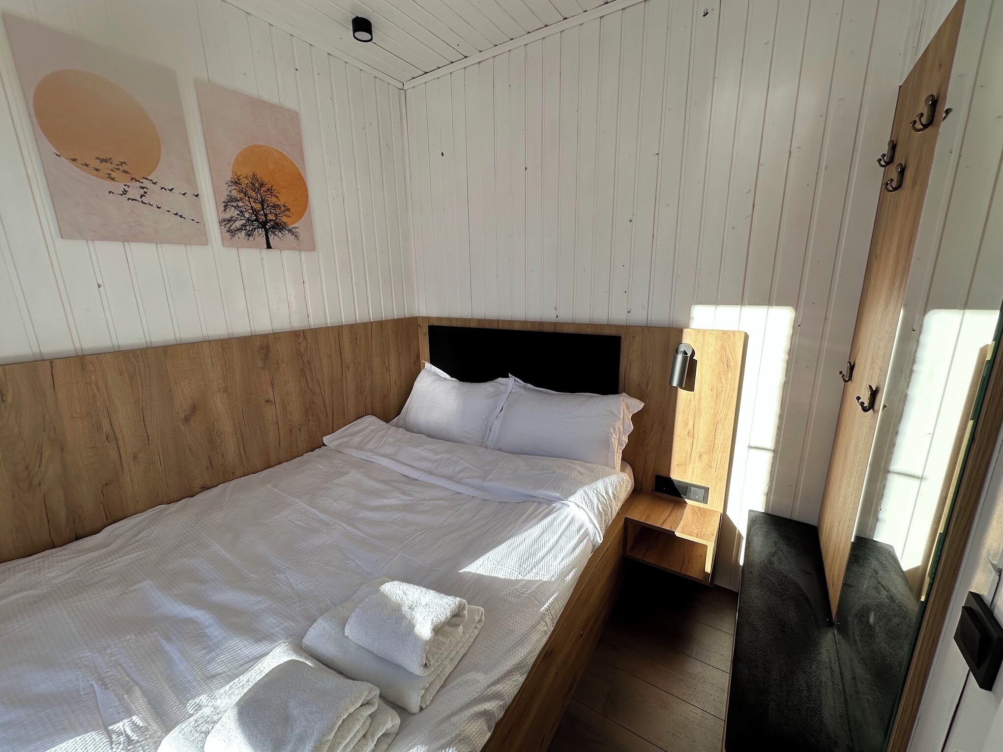 2 bedrooms, bed sheets
