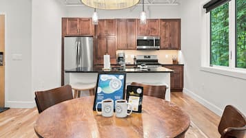 Coffee/tea maker, fridge, microwave, oven