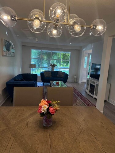 Executive Parkside Retreat in Heart of Unionville
