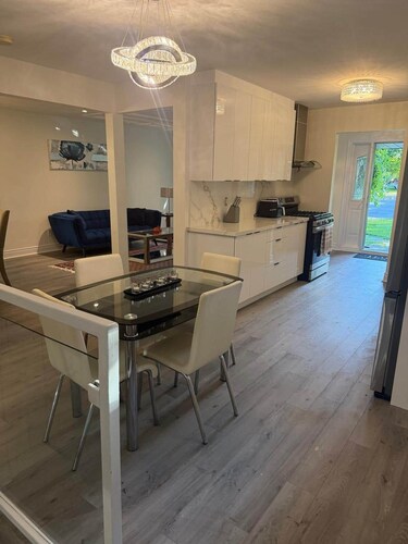 Executive Parkside Retreat in Heart of Unionville