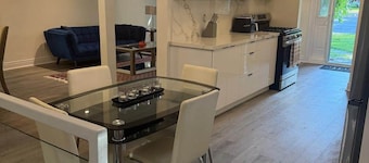 Executive Parkside Retreat in Heart of Unionville