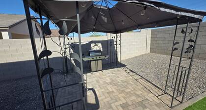 Spacious 4-bedroom Maricopa Retreat