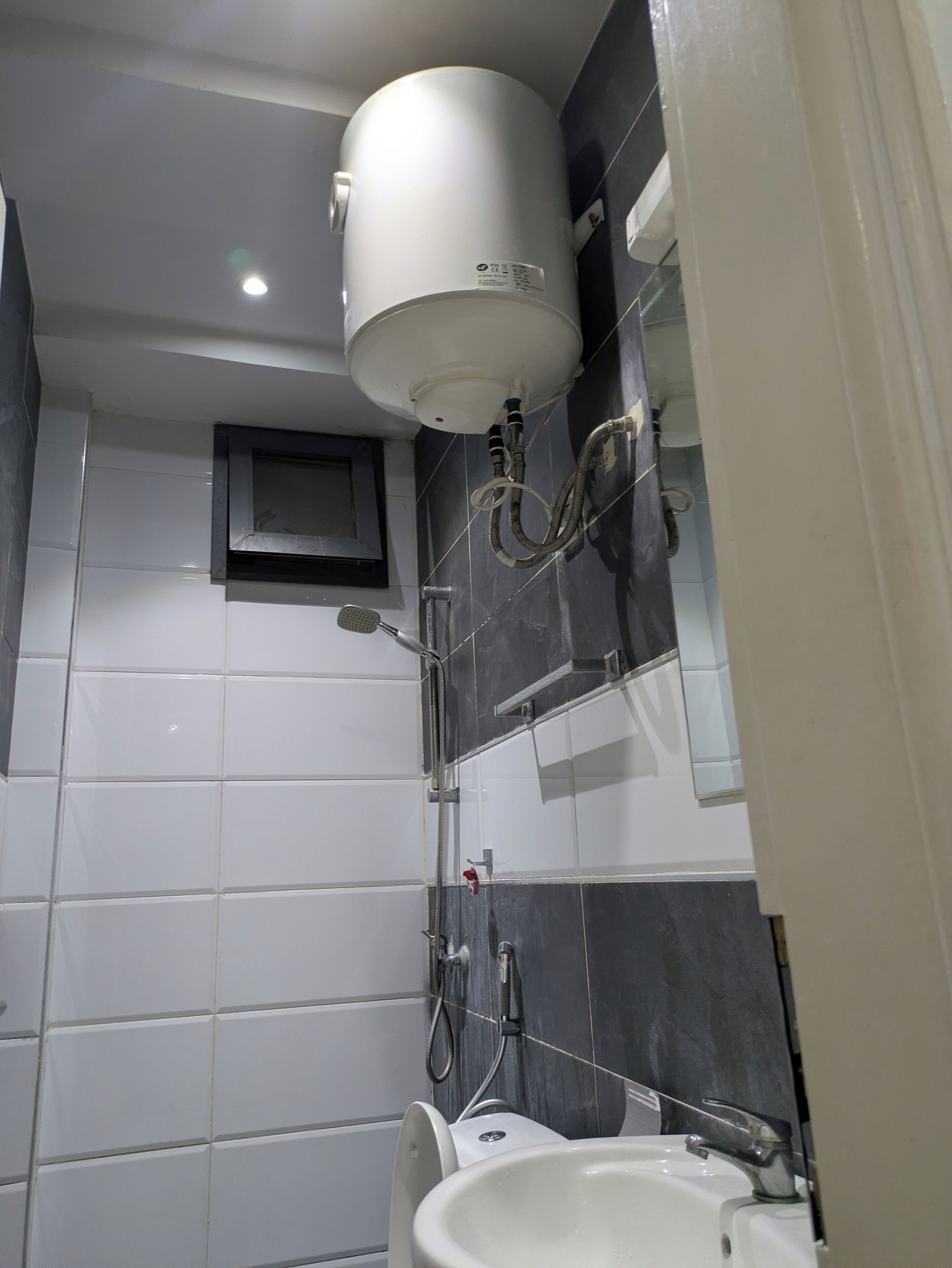 Chambre Deluxe double, balcon | Salle de bain | Pantoufles
