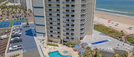 Un hôtel de grande hauteur doté d’une piscine sur le toit, d’un accès à la plage et d’un parking.