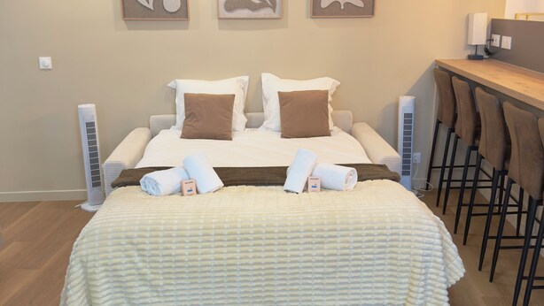 A hotel room with a bed, a desk, and a chair. - Luxury Stay I Designer Duplex near Bastille (Paris)