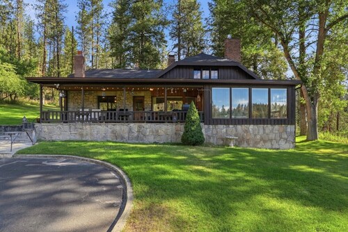 Storybook Cottage Hideaway 10 Acres + Riverfront
