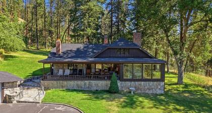 Storybook Cottage Hideaway 10 Acres + Riverfront