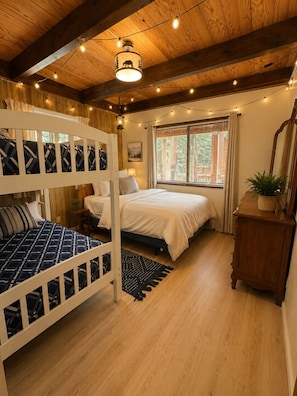 3 bedrooms, iron/ironing board, WiFi (free), bed sheets