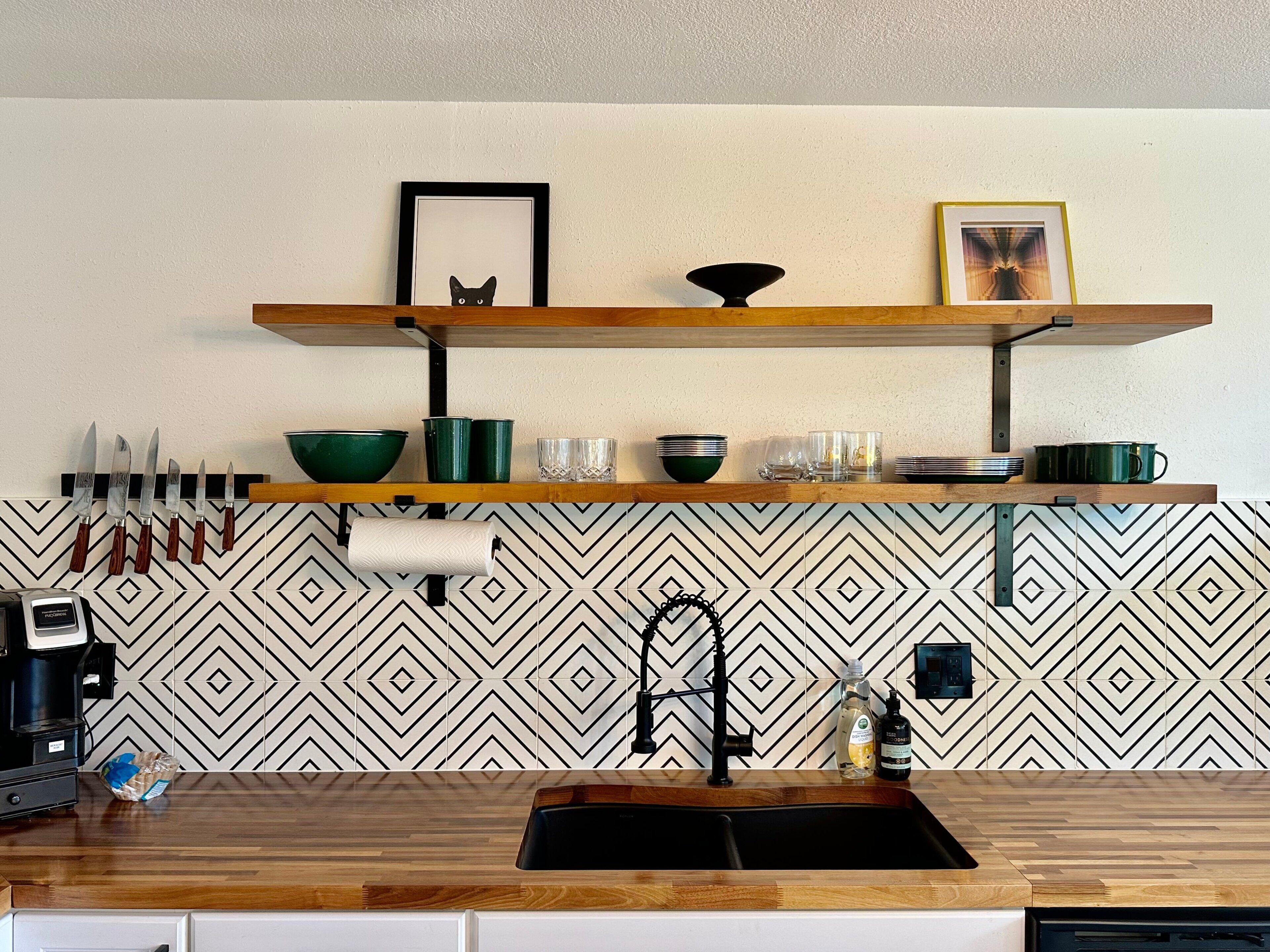 Cafetière-théière, réfrigérateur, four à micro-ondes, un four