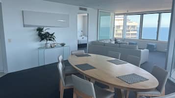 Deluxe Apartment, Beach View | Dining