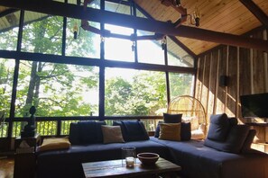 Living area - Charming Woodland Cabin – Comfort Meets Nature (Saint-Adolphe-d'Howard)