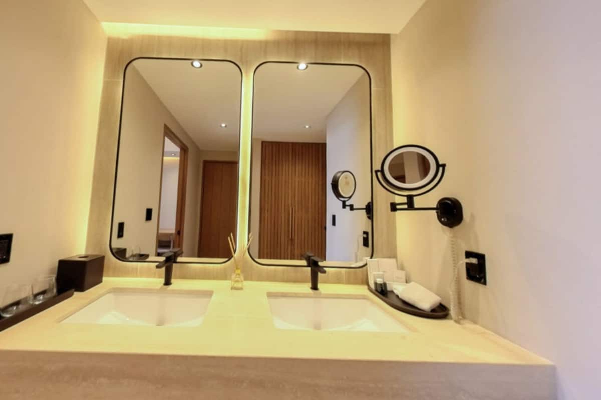 Regadera, amenidades de baño gratuitas, secadora de cabello, toallas