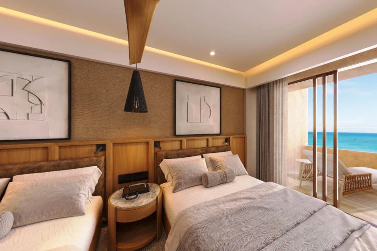Ropa de cama de alta calidad y espacio para trabajar con laptop