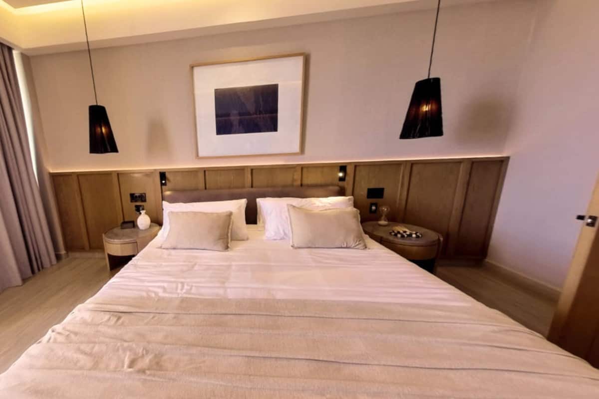 Ropa de cama de alta calidad y espacio para trabajar con laptop