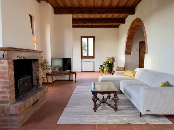 Smart TV, fireplace, stereo