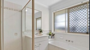 Een haardroger, handdoeken, toiletpapier
