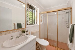 Bathroom - Comfortable Family Home | Bethania 4B (Bethania)