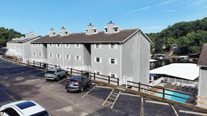A multi-story hotel with a swimming pool and a dock. - Starfish Haven|Lake View|Pool| Boat Ramp| Sleeps6 (Lake Ozark)