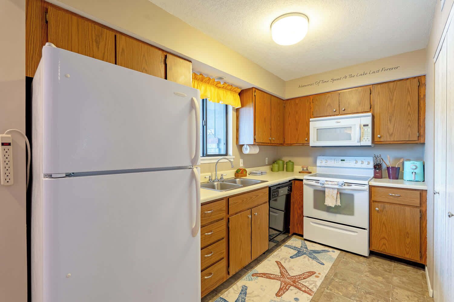 Coffee/tea maker, fridge, microwave, dishwasher