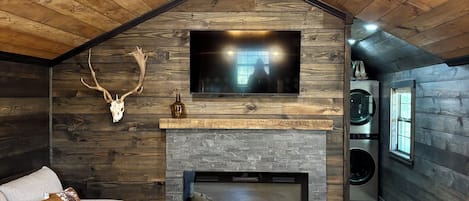 Smart TV y chimenea