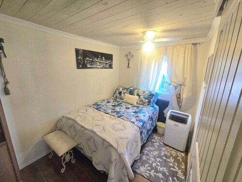2-bedroom cottage in adorable Dallesport quite and piece full neighborhood,