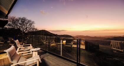 Lakay Monteverde: Heated Pool, Golf Cart and Breakfast