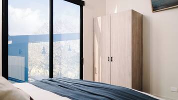 Villa Premium, alberca privada, vista al mar | Caja de seguridad en la habitación y tabla de planchar con plancha