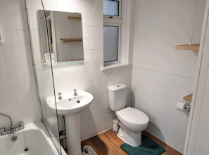 Bathroom - Spacious 3BR Family Home with Parking (Southampton)