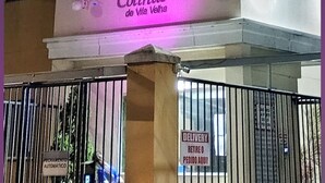A hotel named 'Colinas de Vila Velha' with a balcony and a sign indicating 'Delivery' and 'Automatic Door Opening'. - Well-located apartment near beaches, shopping, etc. (Vila Velha)