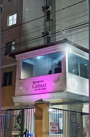 Ein Hotel namens 'Colinas de Vila Velha' mit einem Balkon und einem Schild mit den Aufschriften 'Zustellung' und 'Automatische Türöffnung'.