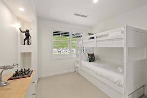 4 bedrooms, iron/ironing board, WiFi, bed sheets