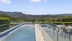 Una piscina infinità amb una vista nítida del paisatge circumdant.