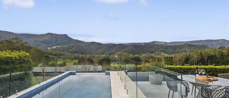 Ein Infinity-Pool mit freiem Blick auf die umliegende Landschaft.