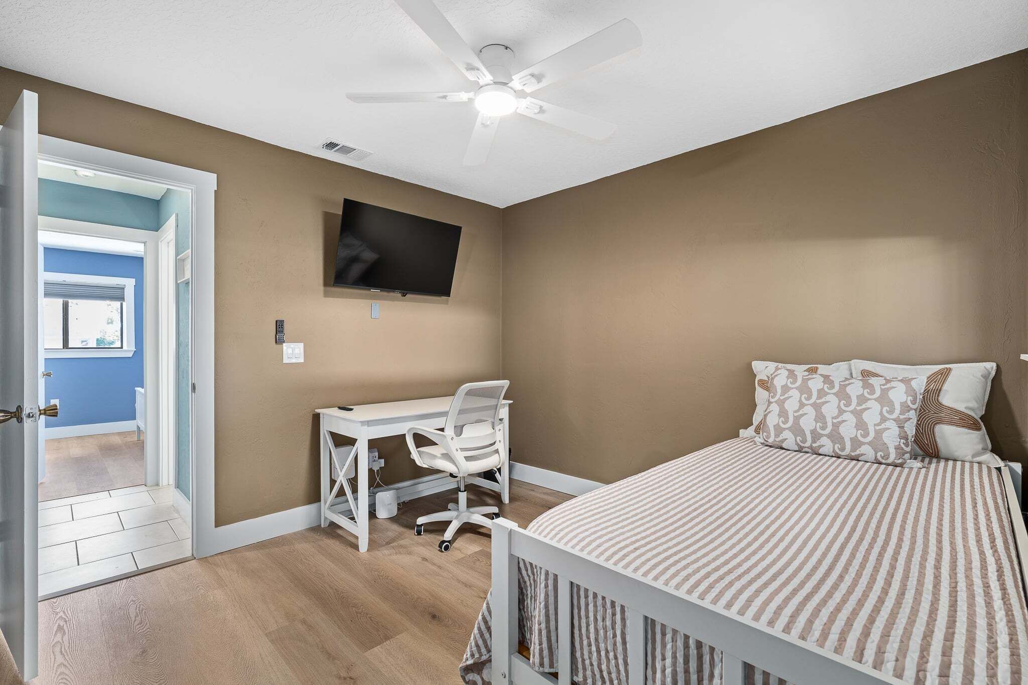 3 bedrooms, desk, WiFi (free), bed sheets