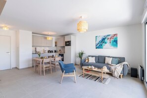 Eine moderne Wohnung mit Essbereich, Küche und Wohnzimmer.