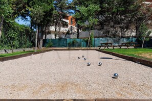A courtyard with a croquet lawn, a picnic table, and a fence. - Florea Parc - 1 bedroom apartment (Antibes)