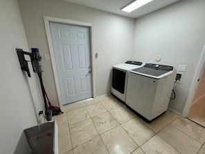 Interior - Renovated house w/ saltwater pool & huge backyard In Coral Springs (Coral Springs)