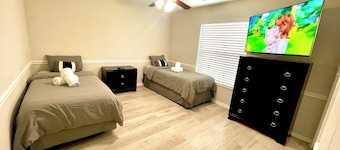 Renovated house w/ saltwater pool & huge backyard In Coral Springs