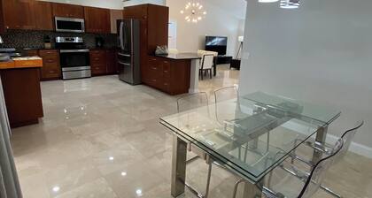 Renovated house w/ saltwater pool & huge backyard In Coral Springs
