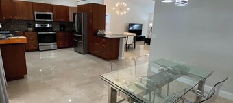 Renovated house w/ saltwater pool & huge backyard In Coral Springs