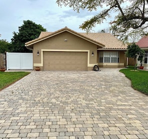 Exterior - Renovated house w/ saltwater pool & huge backyard In Coral Springs (Coral Springs)