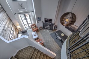 TV, fireplace - A dream apartment at the foot of the slopes with a private terrace. (Mont-Tremblant)