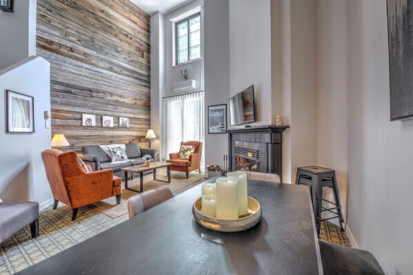 Living area - A dream apartment at the foot of the slopes with a private terrace. (Mont-Tremblant)