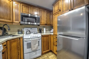 Private kitchen - A dream apartment at the foot of the slopes with a private terrace. (Mont-Tremblant)