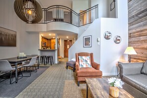 Living area - A dream apartment at the foot of the slopes with a private terrace. (Mont-Tremblant)