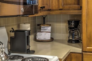 Coffee/tea maker, fridge, microwave, oven - A dream apartment at the foot of the slopes with a private terrace. (Mont-Tremblant)