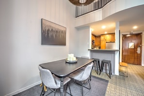 Dining - A dream apartment at the foot of the slopes with a private terrace. (Mont-Tremblant)