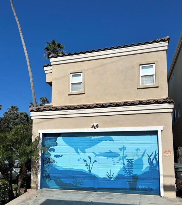 Exterior - Walk to Beach & Pier Fire Pit + Bikes + Pets (Huntington Beach)